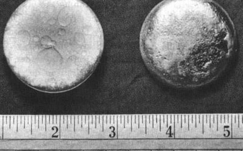 Плутоний самопроизвольно нагревается до 200°C благодаря радиоактивному распаду.