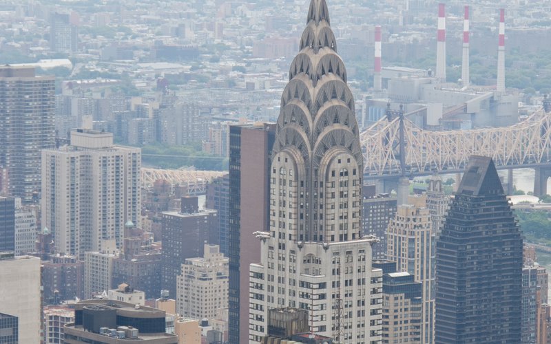 Небоскрёб Chrysler Building (1930) имеет стальной каркас, расширяющийся при нагреве на 15 см, что ко