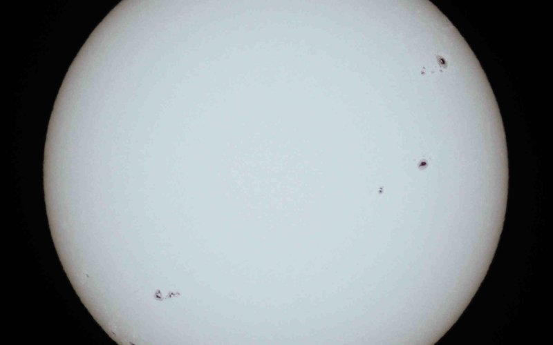 Озон O₃ имеет угловую структуру с углом 117°, хотя теория орбиталей предсказывает линейную молекулу.